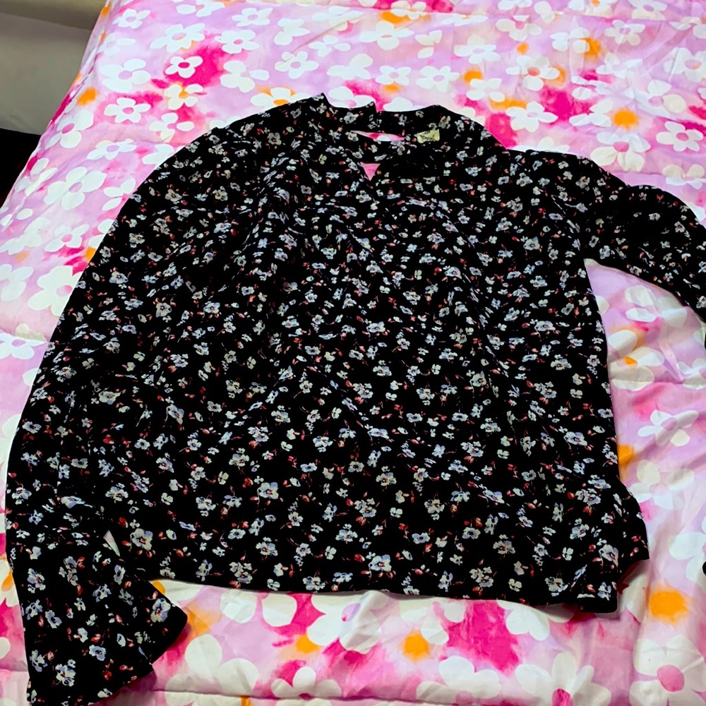 A beutiful black floral blouse, size XS